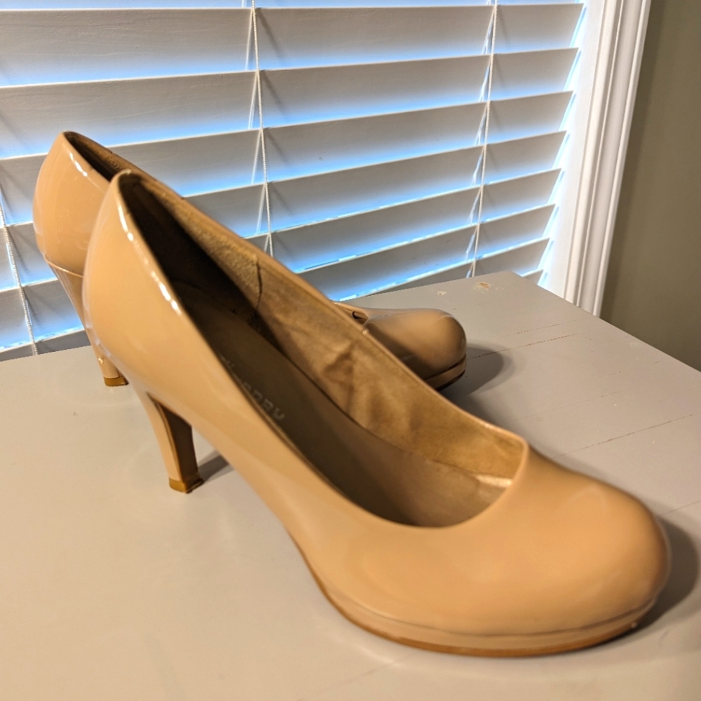 Chinese Laundry nude patent leather round toe heels